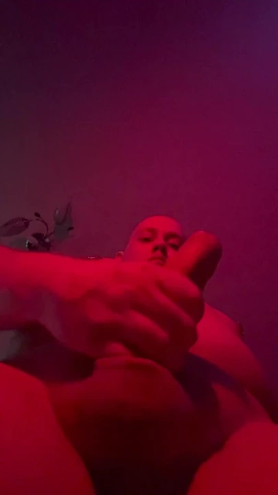 яйца очень близко к твоему лицу