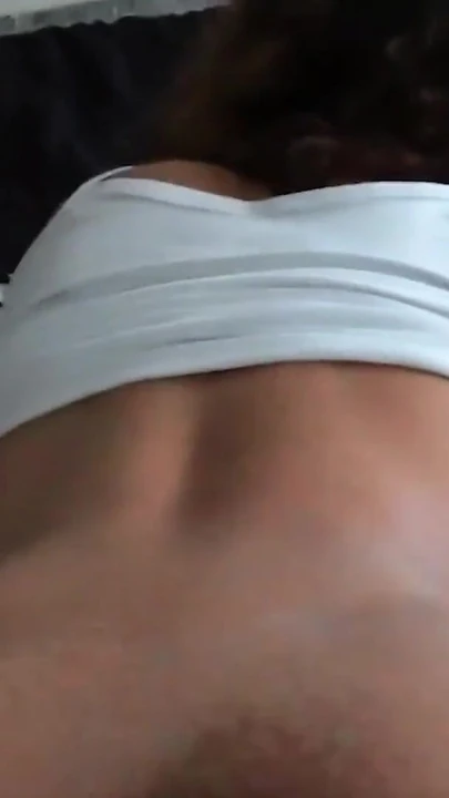 Сногсшибательный момент из "Я нахожу свою падчерицу в ее пижаме в постели, и она просто хочет мой черный член"