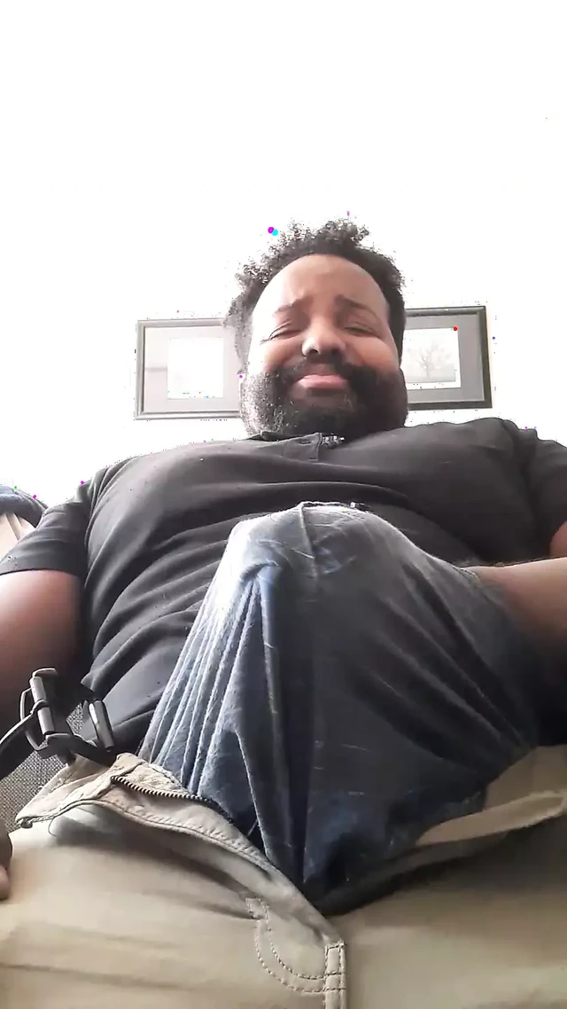 Мясистый большой черный отчим соблазняет дрочку и сперму