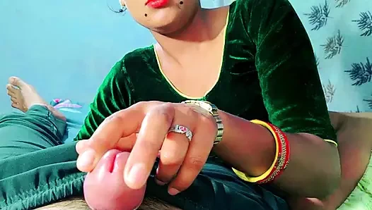 Güzel Hintli azgın yeni evli kadın çok sert yarak emiyor!! Kırmızı dudaklar, son derece şehvetli oral seks