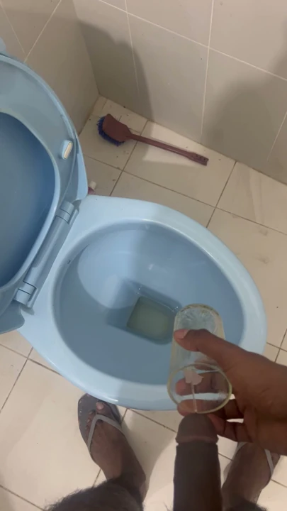 Sri Lankalı Oğlan Çişiyor 😋