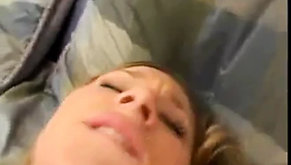 sarışın civciv alır onu kapmak gergin