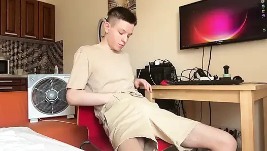 Müdür mutlu olmayacak. Uzaktan çalışan Evgeny yine mastürbasyon yapıyor!