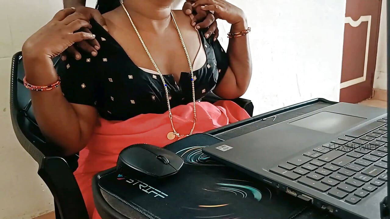 Üvey erkek kardeşim çevrimiçi röportaj sırasında göğüslerimi emdi