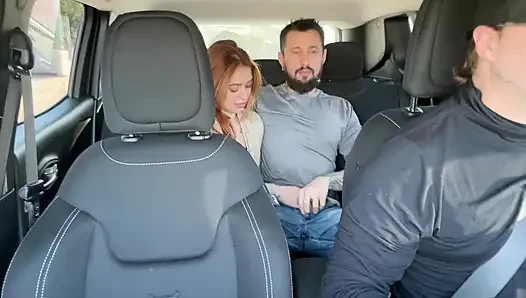 Trafikte Uber Arabasında Çift Seks - Kızıl Saçlı Sperm İçiyor Ve ağzından Damlatıyor