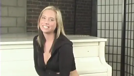 Kylie vibratörle oynuyor