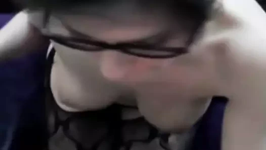 Baş doktor, hastasını uyarılma deneyimiyle inceliyor.