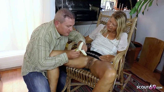 Alman yaşlı nine mastürbasyon yaparken yakalandı ve genç adam tarafından sikilmek için baştan çıkarıldı