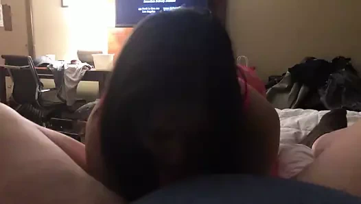 Latina milf güzellik verir oral seks ve konuşmalar kirli içinde pembe