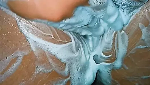 Üvey kız kardeşim banyoda amcığını göğüsleriyle parmaklıyor Hintli duş videolarına basıyor