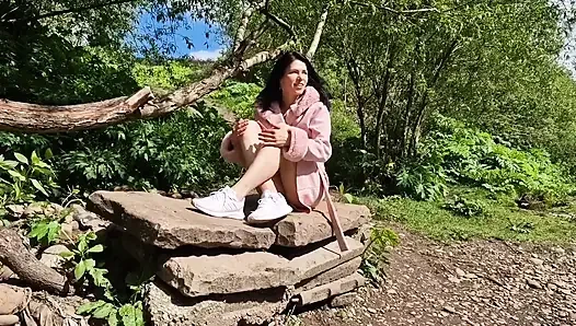 Açık bacaklar açık havada ve işiyor
