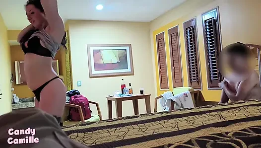 Yaramaz bir ateşli kadın genç bir adamla dans ediyor ve sonra onunla sevişiyor
