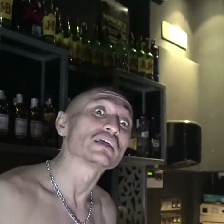 Üvey baba büyük yarağını gösteriyor