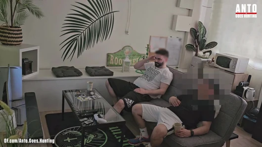 Heteroseksüel arkadaşım "chris" (beni daha önce mastürbasyon yaparken yakaladı) bana son kez soruyor ve beni şaşırtıyor