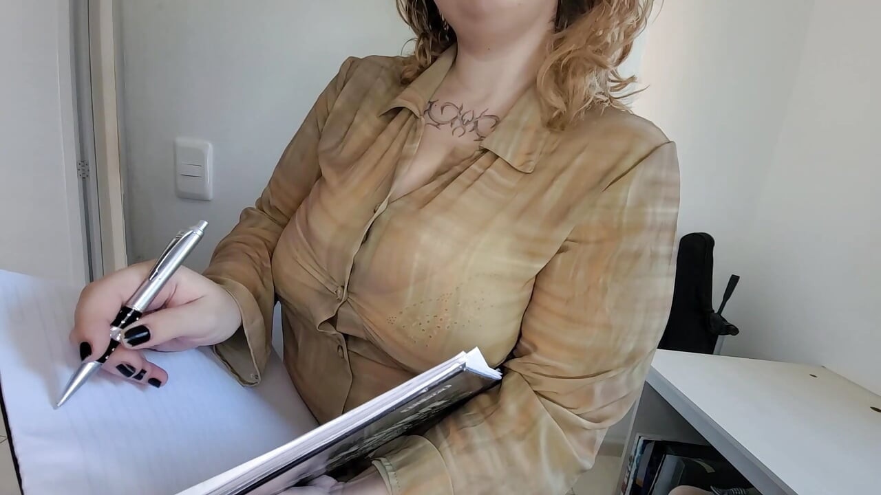 İri göğüslü öğretmen daha iyi notlar için seni sikiyor