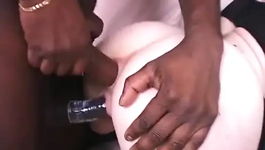 Çılgın kızıl saçlı zenci bir adam tarafından kaltak gibi sikiliyor