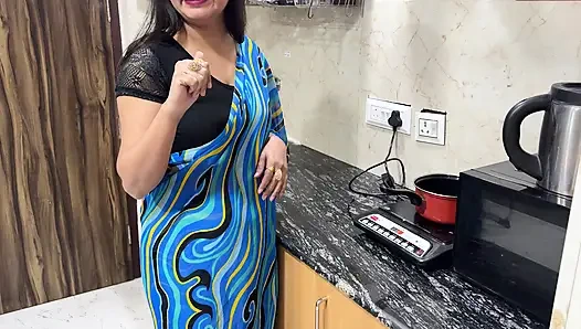 Büyük yaraklı üvey oğul büyük memeli üvey annesini veriyor ve onu sikiyor