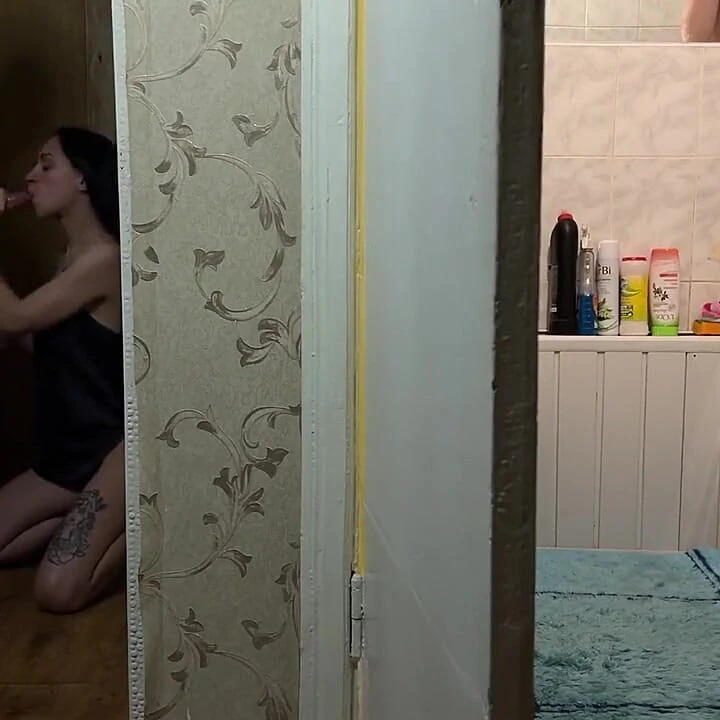 Kocam duşta çamaşır yıkarken bir komşu beni ağzımdan sikiyor