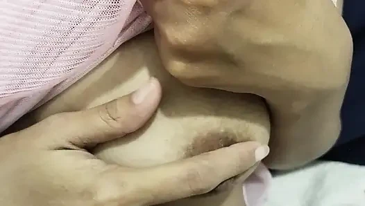 Orta yaşlı seksi kadın tesettürlü azgın mastürbasyon yapıyor