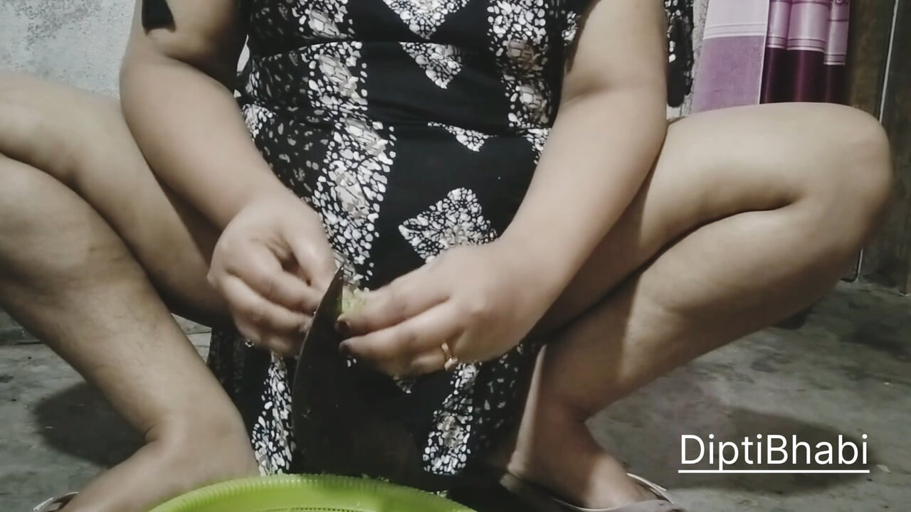 Indian Hot Desi Dipti Bhabi sex Body show, Lovely mom figure  BBW fat.