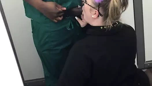 Emme adım baba çük üzerinde halloween içinde bir walmart değiştirme odası