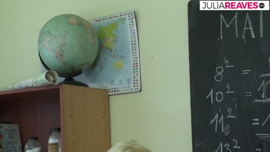 Seksi üniversiteli kız öğretmenine masanın üstünde sert biniyor