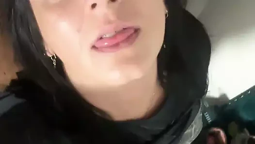 Aç amcıklı güzel orta yaşlı seksi kadın tuvalete işiyor, yakın çekim işiyor 182 - işeme çaresizliği ve ıslak amcık mastürbasyonu