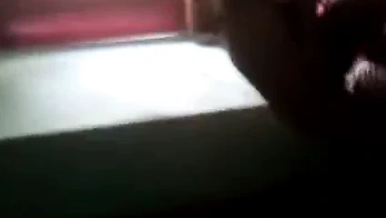 Pakistanlı kız giyiniyor