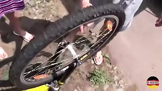 Usta bisiklete biniyor ve azgın bir sarışını arabada tatmin ediyor