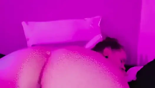 İri güzel kadın makinesi için amını açıyor