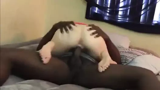 Sıska beyaz kız siyah boğa tarafından bir kukla gibi becerdin