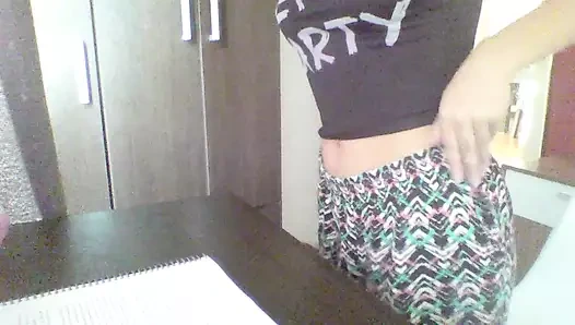 Pov: (yabancı) oda arkadaşını bekaretini sana kaybetmeye ikna ediyorsun