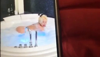 Manya in vasca idromassaggio