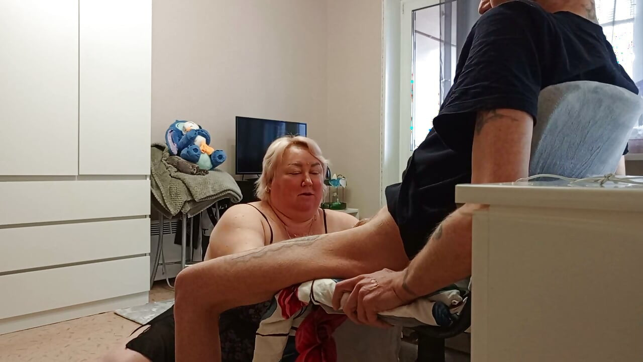 Sakso çektikten sonra arkadaşımın ağzını dölle dolduruyorum ve o yiyor