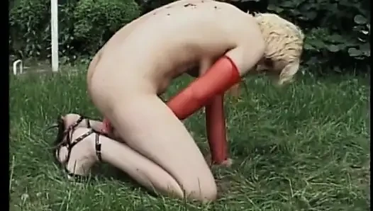 Yaşlı sarışın bebek yapay penisle açık havada kendini sikiyor