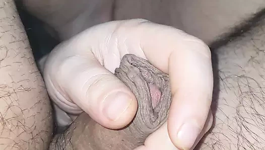 Üvey annenin eli üvey oğlunun bacağına kayıyor, yarağına dokunuyor