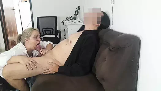 Sekreter müşterisini sakinleştirmesi için ateşli götünü kullanıyor