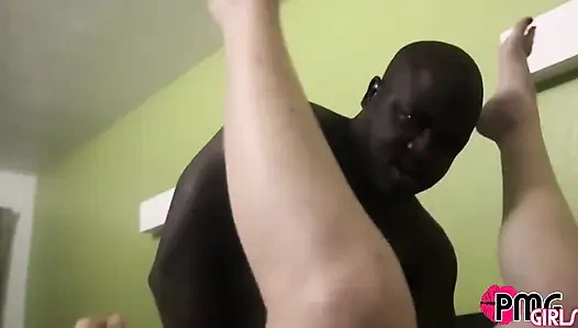 Gerçek yarak düşkünü çift büyük zenci yarağı porno yıldızıyla tanışıyor