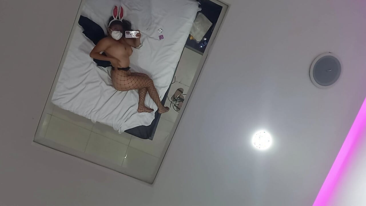 Gece kulübü, meleksi bir vücuda ve güzel göğüslere sahip bir Venezuelalı ile ilk kez sahneye çıktı.