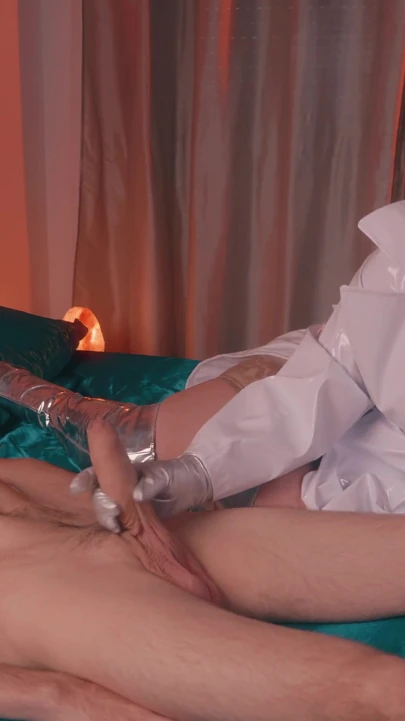 Sıkı orta yaşlı seksi kadından deri eldivenlerde elle muamele, sikişmeyi bitiren bir köle için kadın egemenliği. Pvc yağmurluklu büyük memeli sahibe.
