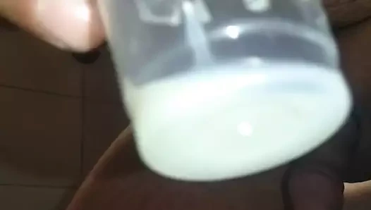 Becher mit Sperma nachgefuellt