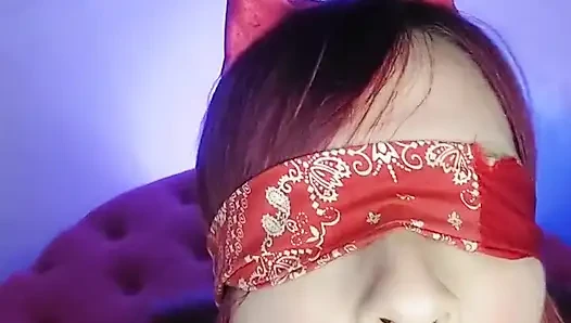 Erkek arkadaşım beni gözlerimi bağlııyor, böylece onun sikini emiyor!