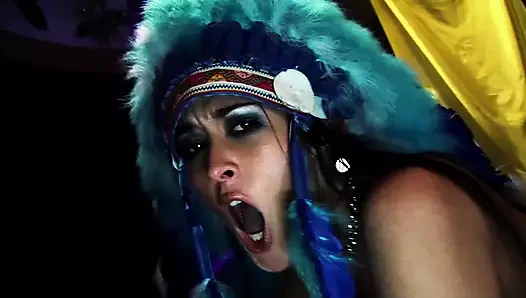 Carly, Carmella ve Cindy grup seks partisi için sikiliyor ve döl yutuyor