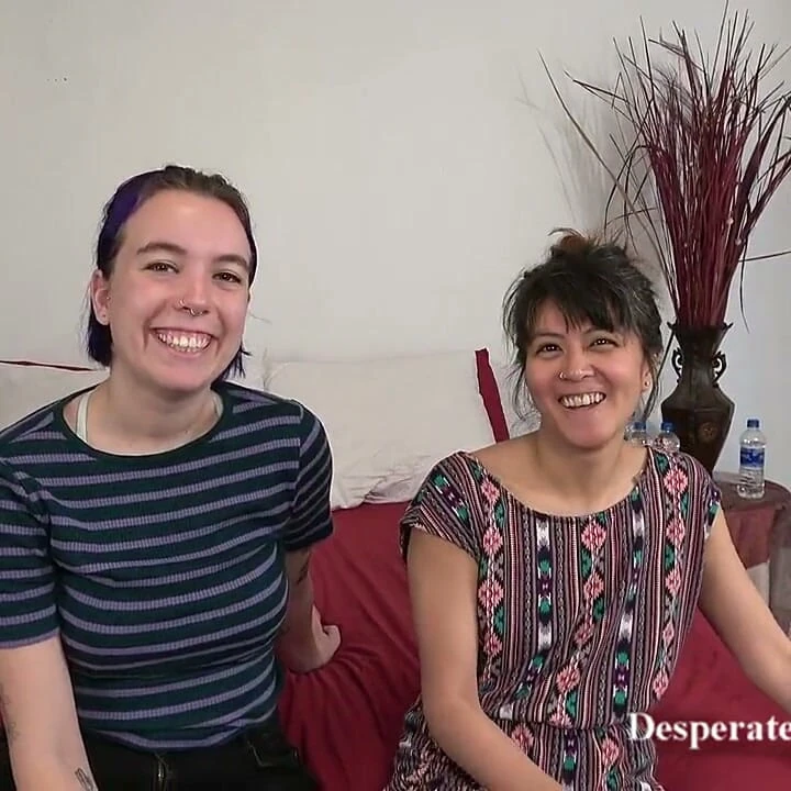 Çaresiz amatörler Olivia ve Tessa büyük yarakla sert sikiliyor