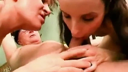 Yaşlı ve genç fahişeler bir horoz paylaşmak