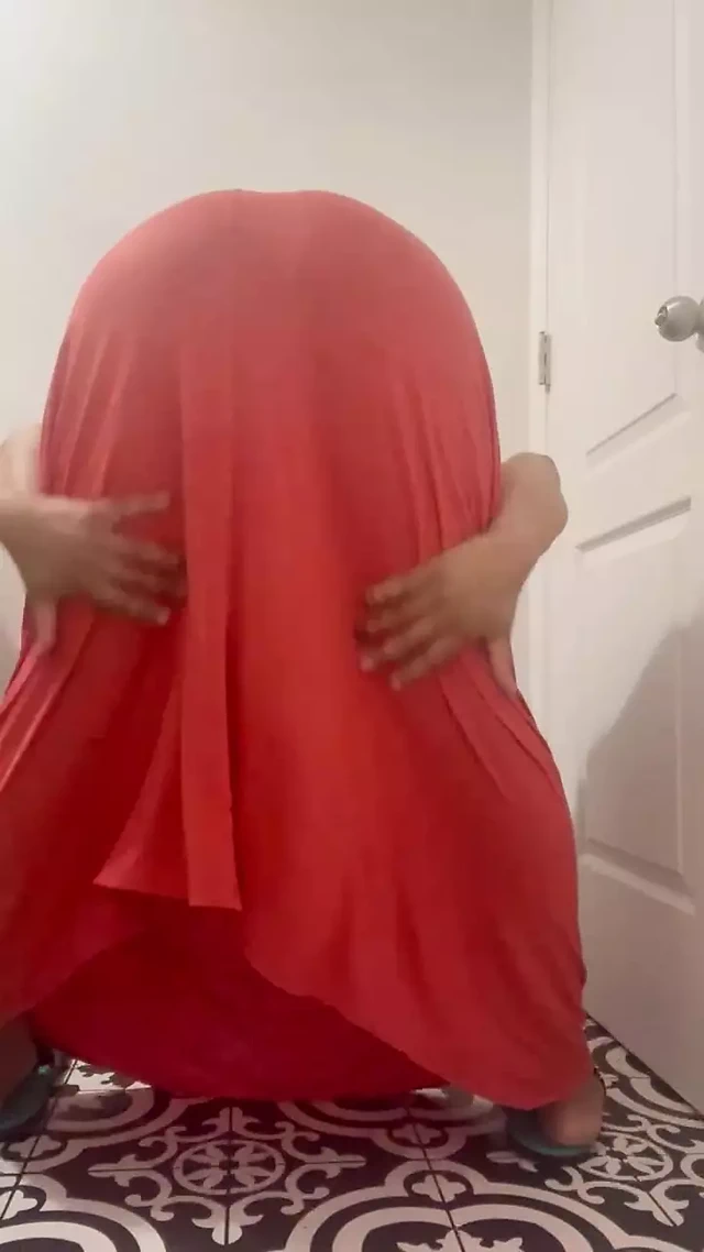 Gece geç saatlerde kıçını sallayarak can sıkıntısı - zıplayan küçük kıç