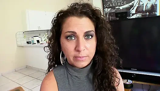 İri göğüslü kız büyük bir yarakla arkadan sikiliyor