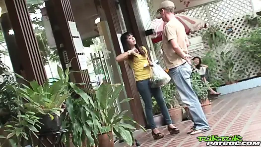 Sıska Taylandlı Asyalı her iki delikten sikiliyor