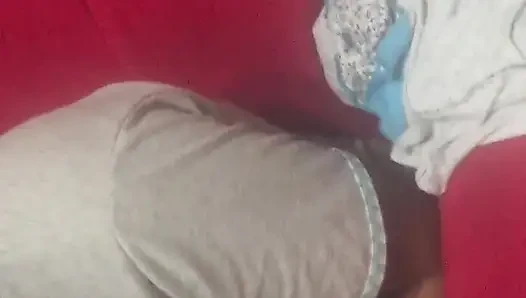 Endonezyalı hizmetçi yüzüne sikiştirildiğinde ağzına boşaltılar