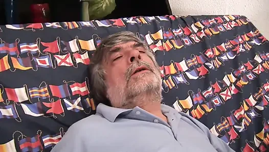 Seksi üvey kızının görüntüsü çok ateşli ve sonunda onu sikiyor